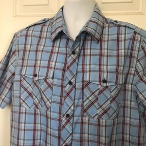 Men’s Sean John short sleeve plaid shirt.